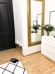 Floor With Gold Mirror And Jacquard Carpet Ikea Hm Home Entrance Flur Floor Gasschuh Com B Gemusterte Teppiche Schlafzimmer Teppichboden Teppich Ideen