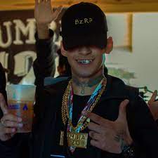 Comenzamo' a entona' y se me calienta el pico vamo' encapsulado al party, a ciento y pico dame má' pa' picar, perro, que yo lo pico y pa' la'. L Gante Community Facebook