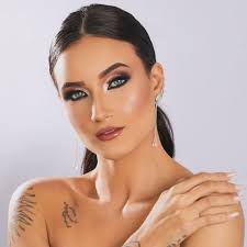 Abre alas ! A temporada de cores , imaginação ,brilho e fantasia vem ai .  Carnaval é tudo de extraordinário que está guardado em nossa  imaginação,onde podemos colocar pra fora todas as