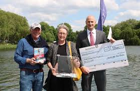 Mit einem volumen von 7,6 mrd. Deutsche Bank Munster Und Segelschule Overschmidt Spenden Gemeinsam 1 600 Euro Kinderneurologie Hilfe Munster E V