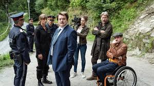 Neben dem hellbrunner berg dienten der tiergarten und die wasserspiele im schlosspark hellbrunn als drehorte für die achte folge vergeltung. Die Toten Von Salzburg Mordwasser Tv Episode 2019 Imdb