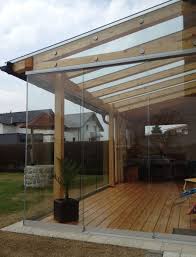 Holzkonstruktion Mit Verglasung Windschutz Selbstgemacht Mit Glasschiebeturen Uberdachung Garten Holzkonstruktion Sommergarten