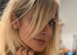 Ακούστε live online ελληνική μουσική, επιτυχίες και εντεχνο, ειδήσεις, αθλητικά, λαϊκά, μπαλάντες αλλά και. Anna Bissh Emboliasthke Gia Ton Koronoio To Karfi Gia Thn Hlikia Ths Kai H Apanthsh Ths