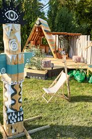 Un Terrain De Jeux Diy En 2020 Maison Enfant Exterieur Cabane Exterieur Enfant Piscine Pour Enfant