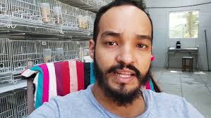 Selecting Maurício Lyra's red agate canaries.