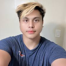 All smiles! Jordan Clarkson is staying put. #GoLakers