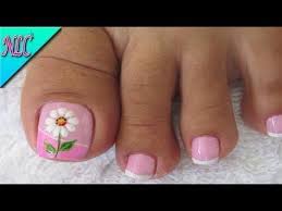 Los diseños de moda para una linda pedicure están hoy en bellezaypeinados. Decoracion De Unas Flor Muy Facil De Realizar Flowers Nail Art Nlc Youtube Arte De Unas De Pies Unas Pies Decoracion Unas Manos Y Pies