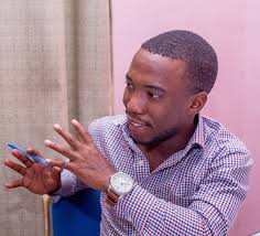 Leo, Ijumaa — Tarehe 10-01-2025, Afisa Maendeleo ya Filamu Bw. Samuel  Kitalula—pichani akitoa elimu ya namna bora ya uandishi wa miswada kwa  watayarishaji wa Filamu—Bi. Yaheri John na Bw. Daniel Edward. Bodi