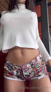 Dahyn11 Rebolando E Tirando A Roupa Até Mostrar A Bucetinha - Cnn Amador