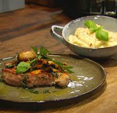 Schweinesteak Mit Pfifferlingen Und Haselnuss Kartoffelstampf Rezept Schweinesteaks Essen Und Trinken Essen