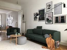 Bringen sie mehr farbe ins wohnzimmer durch die bunten kisten! Grunes Sofa Mit Orangefarbener Decke Im Wohnzimmer Dazu Holztisch Pouf Und Gallery Wall Wohnzimmer Umgestalten Grunes Sofa Wohnzimmer Design