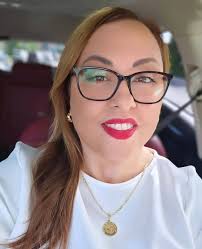 How to set a black background as default for lyrics in MediaShout?