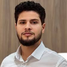 Conhecimento. Não sei o que você faz da vida, mas uma boa parte investe em  você e coloca em prática para evoluir. Eu era vendedor de shopping e uber  até 2023.