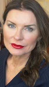 Minden alkalom egy újabb utazás nekem is és neked is, aki eljössz  tanácsért, segítségért. Van aki megkérdezi, tudom-e mit fogok csinálni,  amikor meglátom az arcot. Nem tudom, csak engedem, higy hasson rám…és