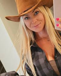 Howdyyy 🤠🥳 just bought my first cowboy hat, and now I'm going to sit and  wait for a call from Texas 🤪😂🐂