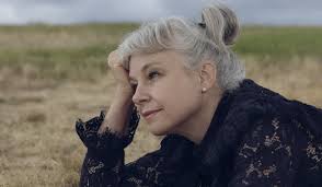 Sara Stridsberg skriver om en slirig pappa på barndomens strand