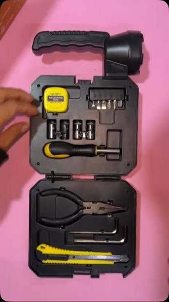 Descubre el Kit de Herramientas y Linterna Solar LED 7739-L, el compañero perfecto para tus aventuras y proyectos de bricolaje! 💡🔧 Este increíble kit combina una linterna solar portátil con un completo