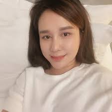 Shine Lee's Instagram, Twitter & Facebook