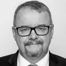 W 2002 został absolwentem uniwersytetu mendla w brnie, na którym studiował administrację publiczną, finanse. Robert Plaga Mezinarodni Konference Digitalni Cesko