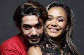 Ini Dia 5 Kedekatan Reza Rahadian Dan Adinia Wirasti Yang Bikin Baper Banget Jangan Cemburu Semua Halaman Grid
