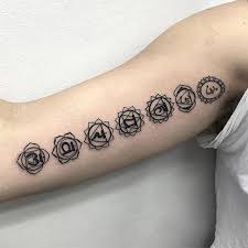 I Like The Placement Geometrictattoos Tatouage Chakra Style Tatouage Tatouage Yogi