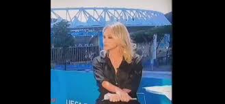 During the broadcast, ferrari drew comparisons to american actress sharon stone in the film basic instinct, after she appeared to go commando while crossing her legs in a black slit dress. Ek Presentatrice Beroert Italie Met Genant Moment Heeft Ze Wel Een Onderbroek Aan Video Metro Krant