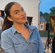 Alexandra Giles's Instagram, Twitter & Facebook