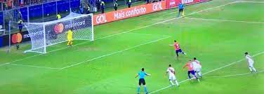 O juizão marcou para amenizar as críticas de messi? Gallese Pega Cavadinha De Vargas Em Penalti Marcado Pelo Var Assista