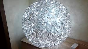 tasche aus moos und hasendraht karin urban tolle garten ideen in 2021 drahtkugel lichtkugeln lampe selber basteln