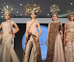 Desainer baju batik wanita yang telah go internasional. 6 Desainer Berbakat Indonesia Ramaikan Paris Fashion Week 2018 Highlight Id