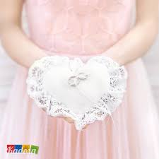 Cuscino portafedi uncinetto schemi e spiegazioni passo a passo e tutorial per realizzare a mano un accessorio per il giorno del matrimonio unico e originale. Cuscino Porta Fedi Cuore Bordino Pizzo Colore Bianco Kadosa