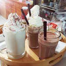 Petite Pause Boissons Chaude Entre Amis Chocolat Blanc En Choppe Viennoise Viennois Chocolat Noir Grand Cru Et Grand Verre De Chocolat Food Desserts Pudding