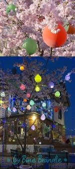 Marchenhaft Leuchtender Luftballonbaum Eine Tolle Und Einfache Dekoration Fur Ein Garten Fest Im Fruhling Und Som Ballon Baum Dekoration Sommerfest Dekoration