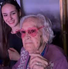 Yo de viejita demostrando que mi amor por Maluma no era sólo una etapa  💖😍😹