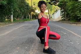 Ballerina vitoria bueno without arms becomes a role model for many. A Leveza Da Bailarina Sem Bracos Com Milhares De Seguidores Misto Brasilia
