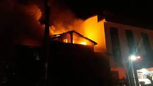 Posta türkiye'nin kocaeli ve ilçelerinden haberleri şehirlere göre hazırladı, okumak için hemen tıklayın. Son Dakika Kocaeli De Ahsap Evde Yangin Cikti 2 Cocuk Oldu 3 Cocuk Yaralandi Son Dakika Haberleri