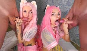 Девушки покрасили волосы в розовый цвет и пригласили парней на групповое  анальное порно