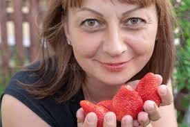 Jovem Mulher Com Olhos Azuis No Nibe Preto Perto Acima a Menina No Burqa  Conceito Religioso Do Estilo De Vida Dos Povos Imagem de Stock