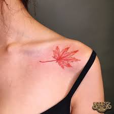 鎖骨小天地 女孩刺青 彩色刺青 楓葉刺青 mapletattoo mapleleaf sharkink 墨水俠客 植物刺青 花刺青 tattoo flowertattoo taipeitattoo 台北刺青 士林 tattoo designs cool tattoos leaf tattoos
