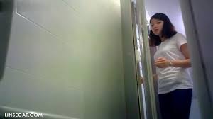 한국 화장실 몰카 : 야시장 화장실에서 오줌 누는 어린 소녀들, 대부분 날씬하고 예쁘다 - 인색 한 고양이