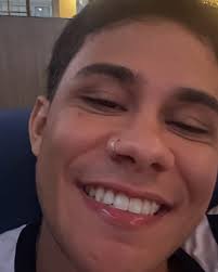 março, 2025. 1. que dia, meus amigos! 2. o novo vendedor do mercado  flutuante 3. to lavando a mão até hoje 4. feliz pq consegui um desconto de  2 reais, falando que