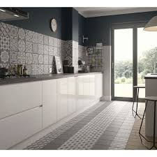 Här använder man sig av gamla traditioner och manuell arbetskraft är en stor del i varje steg. Wickes Winchester Star Grey Porcelain Tile 200 X 200mm