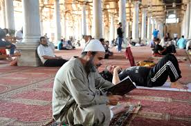 Akan tetapi maksud dari i'tikaf adalah menyibukkan diri dengan ibadah individual semisal shalat tidaklah mengapa jika seorang yang i'tikaf menghadiri satu atau dua sesi kajian dalam sehari atau. Definisi I Tikaf Mina News