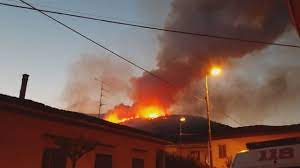 Tutto è iniziato intorno alle 19, quando le fiamme sono state avvistate anche dal centro abitato del paese. Hmcwfq 12lraxm