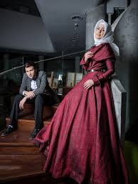 Foto prewedding identik dengan keromantisan dan seringkali mengharuskan pasangan berdekatan, berpegangan tangan, pelukan serta adegan yang mesra lainnya. Foto Prewedding Romantis Tanpa Bersentuhan Bagi Pasangan Muslim