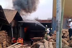 Produksi kayu jati kami berupa papan, kusen, usuk, reng, kayu balok dengan berbagai ukuran. Api Lalap Pabrik Kayu Pt Ajisono Di Sumbersuko Gempol Radar Bromo