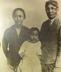 Biografi yang pertama ra kartini adalah membahas tentang kelahiran beliau. Sejarah Singkat Hari Kartini Dan Makna Dibalik Peringatannya