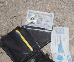 Estudiante vuelca; abandona a mujer herida