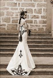 Tanya Ross Elegant Victorian Gothic Wedding Offbeat Bride Halloween Wedding Dresses Gothic Wedding Dress Victorian Gothic Wedding
