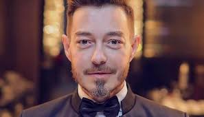 المسلسل يشارك في بطولته نخبة من نجوم التمثيل في مصر. ØµÙˆØ± Ø£Ø­Ù…Ø¯ Ø²Ø§Ù‡Ø± ÙŠØ¨ÙƒÙŠ Ø£Ø«Ù†Ø§Ø¡ ØªØµÙˆÙŠØ± Ø§Ø¨Ù†ØªÙ‡ Ù…Ø´Ù‡Ø¯Ø§ ÙÙŠ Ù„Ø¤Ù„Ø¤
